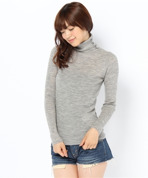 coen（コーエン）の「【InRed/リンネル掲載】ウォッシャブルウールタートルネックセーター（ニット/セーター・レディース・オフホワイト/ブラック/グレー/ナチュラル/ベージュ/レッド/ロイヤルブルー/ネイビー・MEDIUM/LARGE）」の4枚目の写真