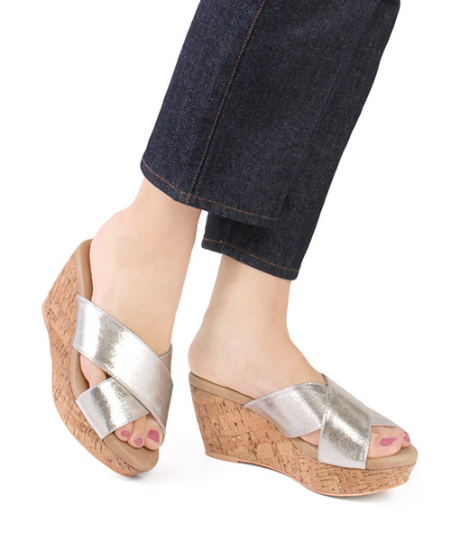 RANDA（ランダ）の「【足にフィットするよう履き心地を追求】クロスウエッジサンダル（サンダル・レディース・ホワイト/シルバー/ブルー/ブラック・SS/S/LL/M/L）」の4枚目の写真