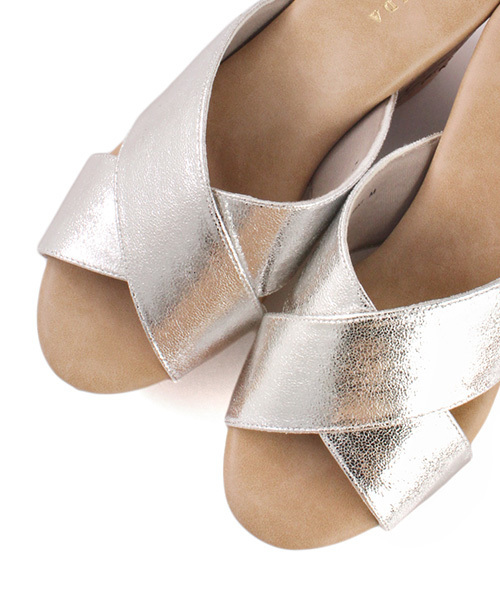 RANDA（ランダ）の「【足にフィットするよう履き心地を追求】クロスウエッジサンダル（サンダル・レディース・ホワイト/シルバー/ブルー/ブラック・SS/S/LL/M/L）」の6枚目の写真