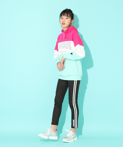 repipi armario（レピピ アルマリオ）の「サイドラインカットレギンス2（その他パンツ・キッズ・ブラック/レッド/その他・SMALL/MEDIUM/LARGE/X-SMALL）」の2枚目の写真