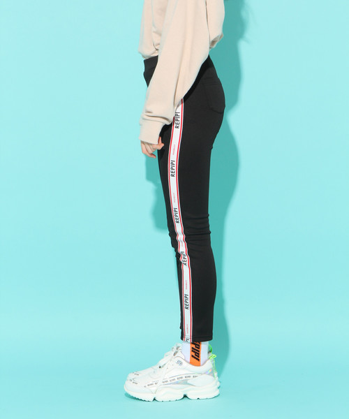repipi armario（レピピ アルマリオ）の「サイドラインカットレギンス2（その他パンツ・キッズ・ブラック/レッド/その他・SMALL/MEDIUM/LARGE/X-SMALL）」の6枚目の写真