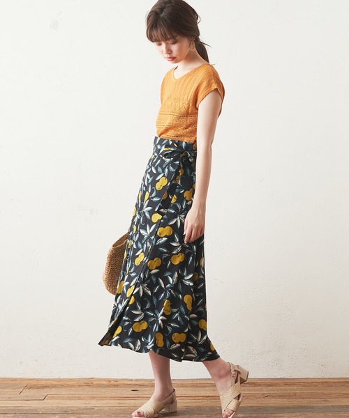natural couture(ナチュラルクチュール)の「リゾート柄アソートラップスカート(スカート・レディース・ホワイト系その他/イエロー系その他/ネイビー・FREE)」の5枚目の写真
