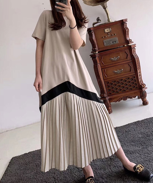 Doula Doula(ドゥーラドゥーラ)の「プリーツ切り替え裾ライン カットロングワンピース(ワンピース・レディース・ホワイト/ブラック/ベージュ/キャメル/カーキ・FREE)」の3枚目の写真