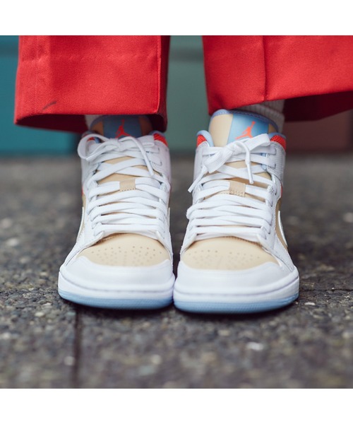 JORDAN BRAND（ジョーダンブランド）の「WMNS AIR JORDAN 1 MID SE　CZ0774-200（スニーカー・レディース・ベージュ系その他・29.0cm/23.5cm/22.0cm/26.5cm/23.0cm/28.5cm/27.5cm/25.0cm/26.0cm/25.5cm/24.5cm/24.0cm/27.0cm/28.0cm/22.5cm）」の5枚目の写真