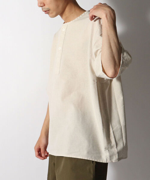 GLOSTER（グロスター）の「ミリタリースリーピングシャツ ヘンリーネックTシャツ（Tシャツ/カットソー・メンズ・ブラック系その他3/キナリ/イエロー系その他3・MEDIUM/LARGE）」の4枚目の写真