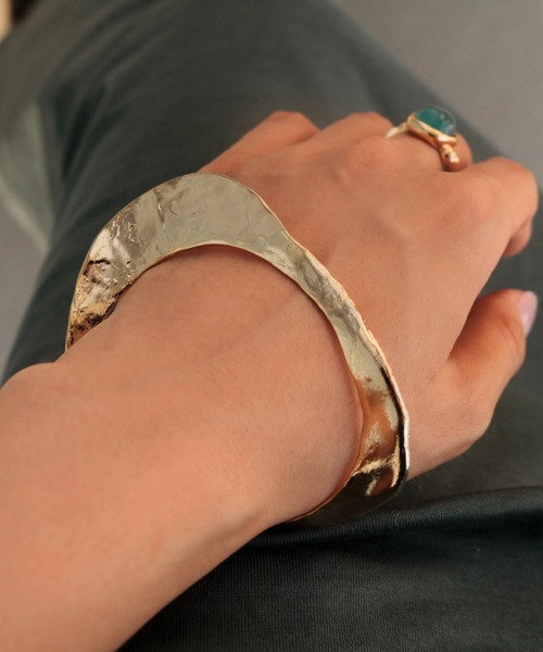 voov（ブーブ）の「真鍮 ストレッチ 平バングル（バングル/リストバンド・レディース・ゴールド/シルバー・フリー）」の4枚目の写真