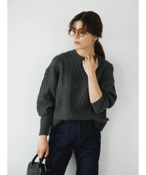 koe（コエ）の「リサイクルポリエステル クルーネックケーブルニット*（ニット/セーター・レディース・チャコールグレー/ブルー/レッド/アイボリー/ライトグレー/グリーン・L/M/S）」の17枚目の写真