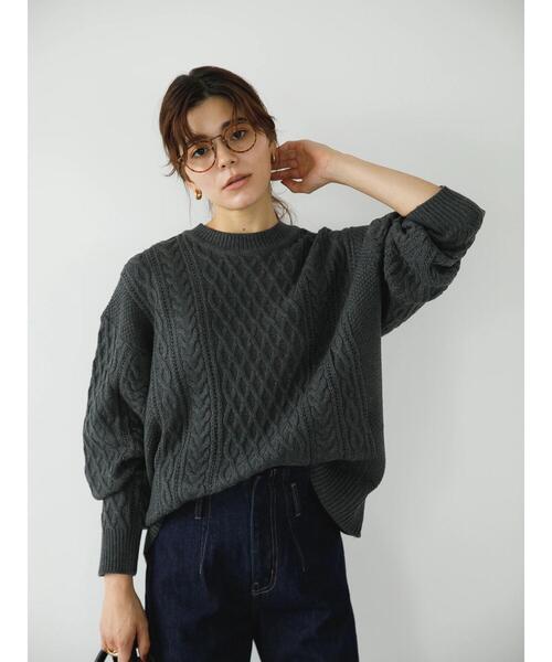 koe（コエ）の「リサイクルポリエステル クルーネックケーブルニット*（ニット/セーター・レディース・チャコールグレー/ブルー/レッド/アイボリー/ライトグレー/グリーン・L/M/S）」の18枚目の写真