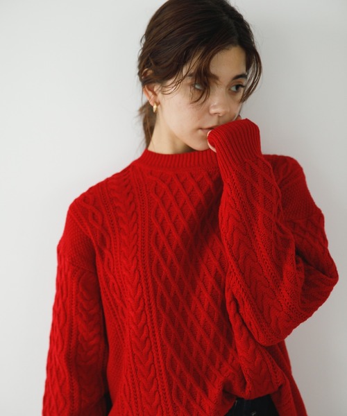 koe（コエ）の「リサイクルポリエステル クルーネックケーブルニット*（ニット/セーター・レディース・チャコールグレー/ブルー/レッド/アイボリー/ライトグレー/グリーン・L/M/S）」の6枚目の写真