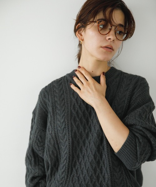 koe（コエ）の「リサイクルポリエステル クルーネックケーブルニット*（ニット/セーター・レディース・チャコールグレー/ブルー/レッド/アイボリー/ライトグレー/グリーン・L/M/S）」の2枚目の写真