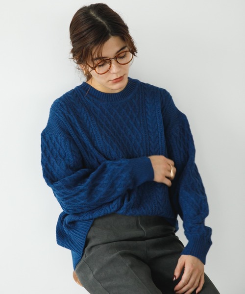 koe（コエ）の「リサイクルポリエステル クルーネックケーブルニット*（ニット/セーター・レディース・チャコールグレー/ブルー/レッド/アイボリー/ライトグレー/グリーン・L/M/S）」の5枚目の写真