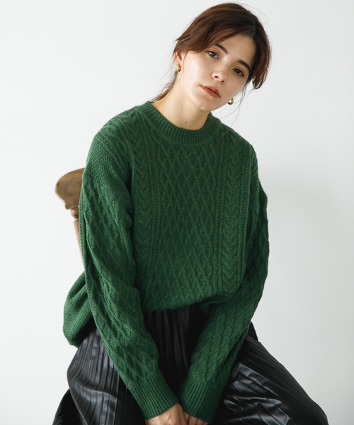 koe（コエ）の「リサイクルポリエステル クルーネックケーブルニット*（ニット/セーター・レディース・チャコールグレー/ブルー/レッド/アイボリー/ライトグレー/グリーン・L/M/S）」の4枚目の写真