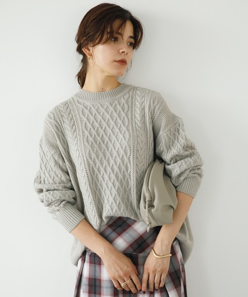 koe（コエ）の「リサイクルポリエステル クルーネックケーブルニット*（ニット/セーター・レディース・チャコールグレー/ブルー/レッド/アイボリー/ライトグレー/グリーン・L/M/S）」の3枚目の写真