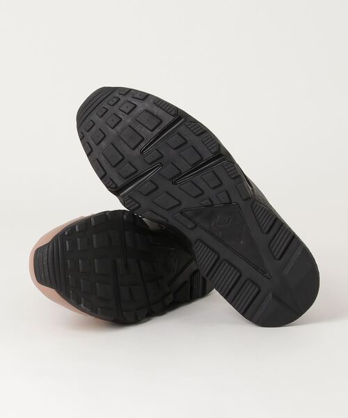 NIKE(ナイキ)の「NIKE AIR HUARACHE LE DH8143-200(スニーカー・メンズ・ライトブラウン・26.5cm/27cm/27.5cm/28cm/28.5cm/29cm/26cm)」の7枚目の写真