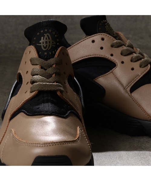 NIKE(ナイキ)の「NIKE AIR HUARACHE LE DH8143-200(スニーカー・メンズ・ライトブラウン・26.5cm/27cm/27.5cm/28cm/28.5cm/29cm/26cm)」の9枚目の写真