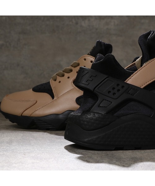 NIKE(ナイキ)の「NIKE AIR HUARACHE LE DH8143-200(スニーカー・メンズ・ライトブラウン・26.5cm/27cm/27.5cm/28cm/28.5cm/29cm/26cm)」の6枚目の写真