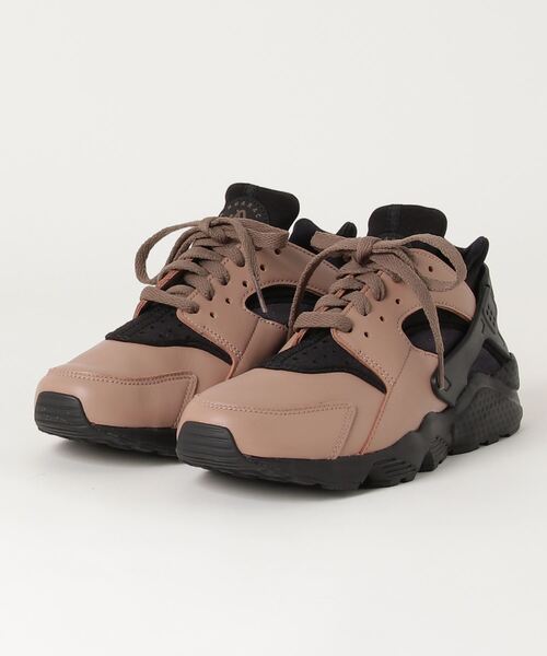 NIKE(ナイキ)の「NIKE AIR HUARACHE LE DH8143-200(スニーカー・メンズ・ライトブラウン・26.5cm/27cm/27.5cm/28cm/28.5cm/29cm/26cm)」の2枚目の写真