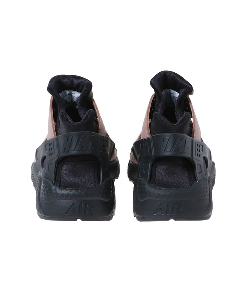 NIKE(ナイキ)の「NIKE AIR HUARACHE LE DH8143-200(スニーカー・メンズ・ライトブラウン・26.5cm/27cm/27.5cm/28cm/28.5cm/29cm/26cm)」の5枚目の写真