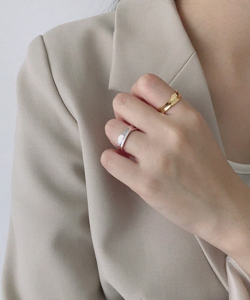 yu-ka（ユーカ）の「YU-KA : 凹みフォークリング ワイド（シルバー925）（リング・レディース・シルバー/ゴールド・FREE）」の2枚目の写真