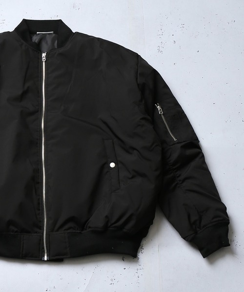 SPINNS（スピンズ）の「ビッグシルエット 中綿MA-1ジャケット（MA-1・メンズ・ブラック/ライトグレー/カーキ・ONESIZE）」の2枚目の写真