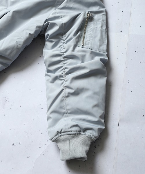 SPINNS（スピンズ）の「ビッグシルエット 中綿MA-1ジャケット（MA-1・メンズ・ブラック/ライトグレー/カーキ・ONESIZE）」の18枚目の写真