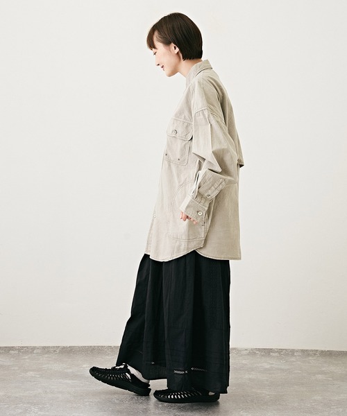 CUBE SUGAR(キューブシュガー)の「アシッド加工長袖レギュラーカラービッグワークシャツ(シャツ/ブラウス・レディース・グレー/ピンク/イエロー/ブルー・M)」の8枚目の写真