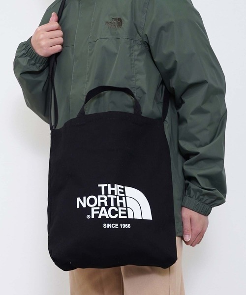 THE NORTH FACE(ザノースフェイス)の「THE NORTH FACE(ザ ノース フェイス) ビッグロゴ トート バッグ(トートバッグ・メンズ・ブラック/カーキ/アイボリー・FREE)」の1枚目の写真
