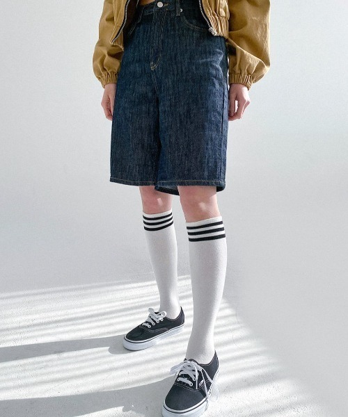 muahmuah（ムーアムーア）の「A'GEM/9 × .kom『muah muah/ムーアムーア』MUAH DENIM WIDE HALF PANTS/ ワイドデニム ハーフパンツ（デニムパンツ・レディース・ブラック/ブルー・S/M）」の2枚目の写真