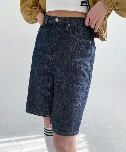 muahmuah（ムーアムーア）の「A'GEM/9 × .kom『muah muah/ムーアムーア』MUAH DENIM WIDE HALF PANTS/ ワイドデニム ハーフパンツ（デニムパンツ・レディース・ブラック/ブルー・S/M）」の4枚目の写真