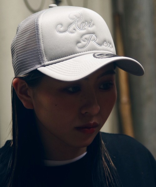 AVIREX（アヴィレックス）の「【NEW ERA/ニューエラ】 カーシブ ロゴ メッシュ キャップ / CURSIVE LOGO MESH CAP / アヴィレックス / AVIREX（キャップ・メンズ・ホワイト/ブラック/グレー/ベージュ/レッド・FREE）」の8枚目の写真