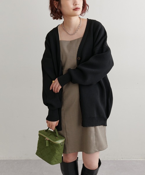 natural couture（ナチュラルクチュール）の「WEB限定カラー有り/2022AWアイテム/ゆったりポリニットカーディガン（カーディガン/ボレロ・レディース・ブラック/オフホワイト/ピンク/イエロー/ブルー/グリーン/グレイッシュベージュ・FREE）」の2枚目の写真