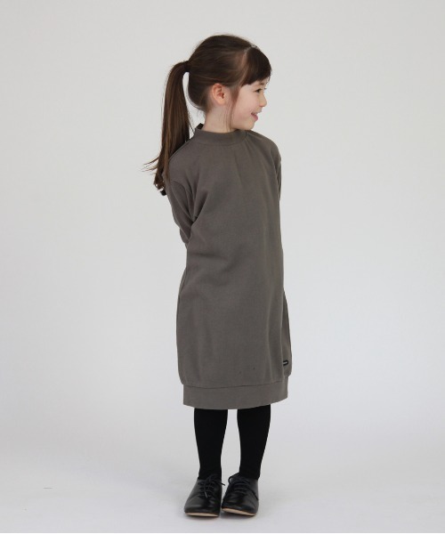 FITH（フィス）の「エアリー裏毛 バックリボン 長袖 ひざ丈 ワンピース（ワンピース・キッズ・グレー/グリーン/ブラック/ホワイト・80/90/100/110/120）」の7枚目の写真