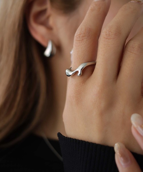 CLEIO（クレイオ）の「【cheriella】WEB限定ウェーブ変形メタルリング（リング・レディース・ゴールド/シルバー・FREE）」の2枚目の写真