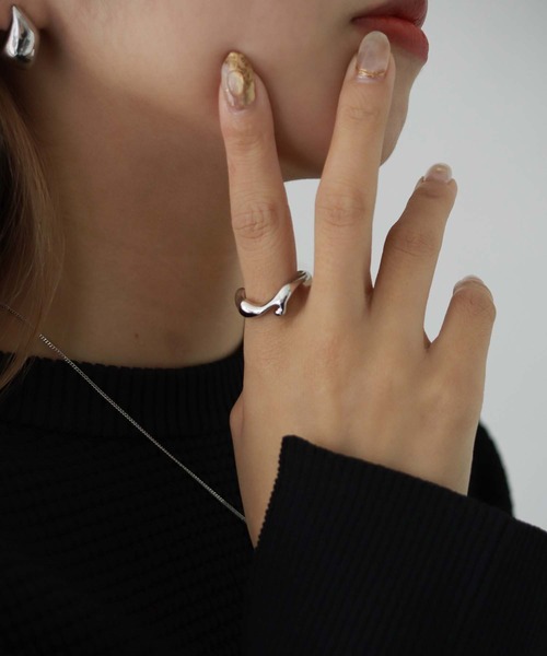 CLEIO（クレイオ）の「【cheriella】WEB限定ウェーブ変形メタルリング（リング・レディース・ゴールド/シルバー・FREE）」の3枚目の写真