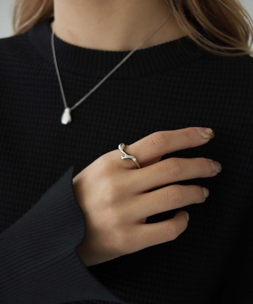 CLEIO（クレイオ）の「【cheriella】WEB限定ウェーブ変形メタルリング（リング・レディース・ゴールド/シルバー・FREE）」の4枚目の写真