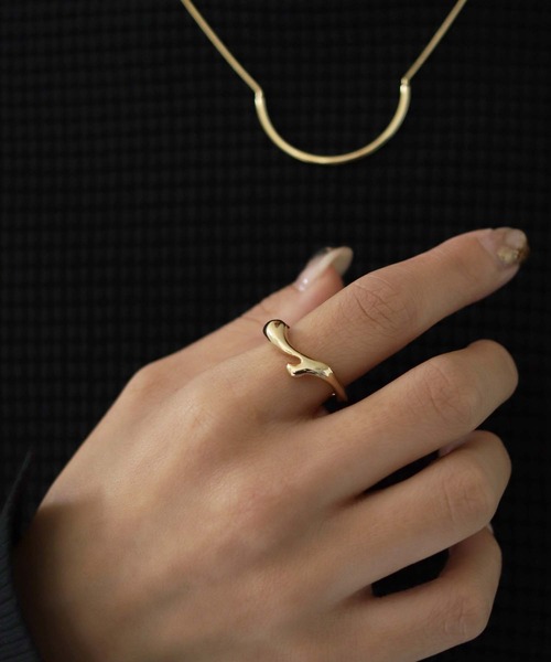 CLEIO（クレイオ）の「【cheriella】WEB限定ウェーブ変形メタルリング（リング・レディース・ゴールド/シルバー・FREE）」の7枚目の写真