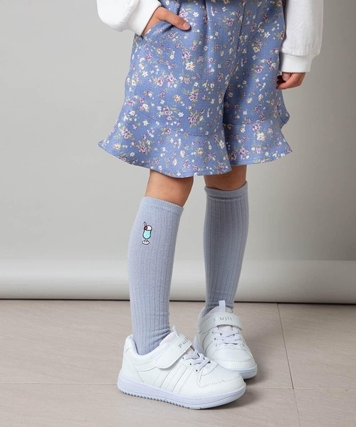 a.v.v（アーヴェヴェ）の「[KIDS]ワンポイント刺繍ハイソックス
