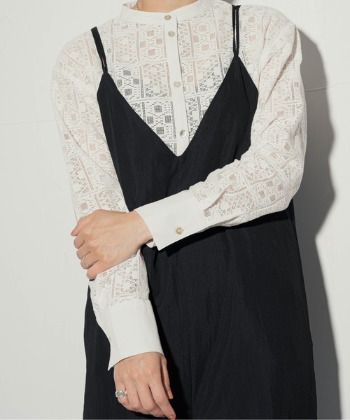 ottilie(オティーリエ)の「ottilie シェルボタンレーストップス(シャツ/ブラウス・レディース・ブラック/オフホワイト・FREE)」の1枚目の写真