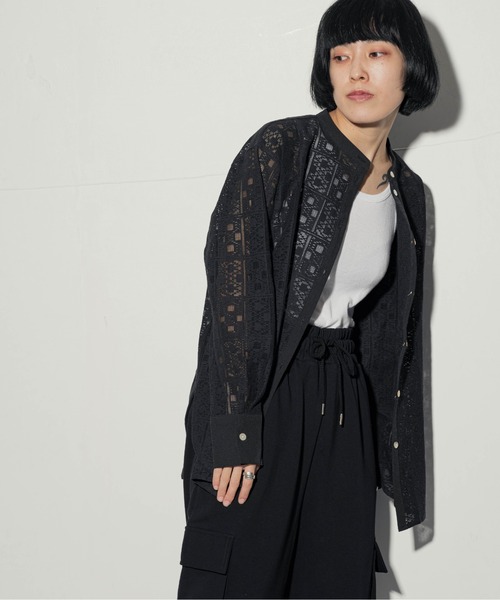 ottilie(オティーリエ)の「ottilie シェルボタンレーストップス(シャツ/ブラウス・レディース・ブラック/オフホワイト・FREE)」の2枚目の写真