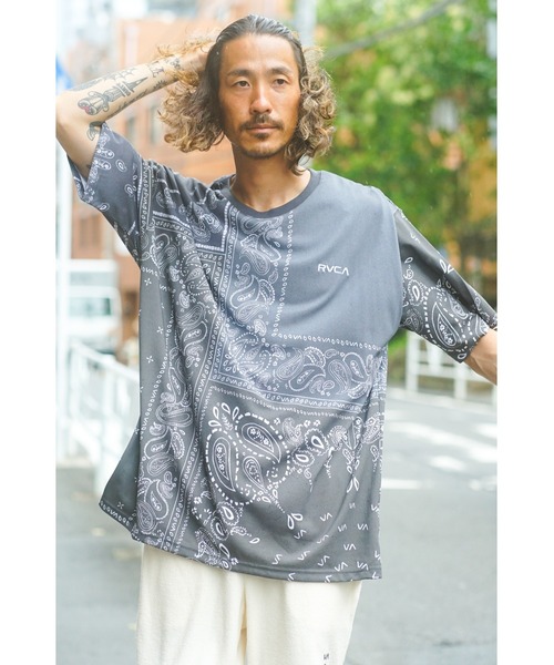 RVCA(ルーカ)の「RVCA メンズ BANDANA ARCH RVCA TEE Tシャツ【2023年夏モデル】/ルーカ半袖Tシャツ(Tシャツ/カットソー・メンズ・ネイビー/ホワイト/ブラック/ブラック系その他・SMALL/MEDIUM/LARGE/X-LARGE)」の1枚目の写真