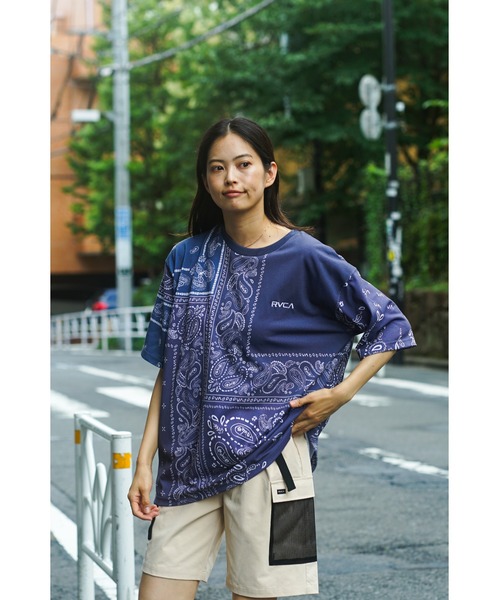 RVCA(ルーカ)の「RVCA メンズ BANDANA ARCH RVCA TEE Tシャツ【2023年夏モデル】/ルーカ半袖Tシャツ(Tシャツ/カットソー・メンズ・ネイビー/ホワイト/ブラック/ブラック系その他・SMALL/MEDIUM/LARGE/X-LARGE)」の4枚目の写真