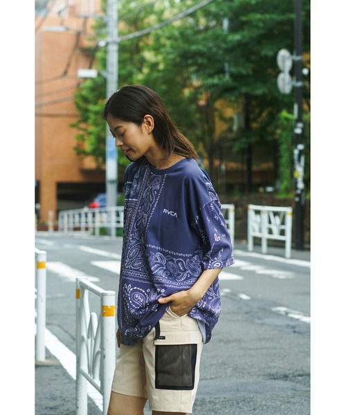 RVCA(ルーカ)の「RVCA メンズ BANDANA ARCH RVCA TEE Tシャツ【2023年夏モデル】/ルーカ半袖Tシャツ(Tシャツ/カットソー・メンズ・ネイビー/ホワイト/ブラック/ブラック系その他・SMALL/MEDIUM/LARGE/X-LARGE)」の9枚目の写真