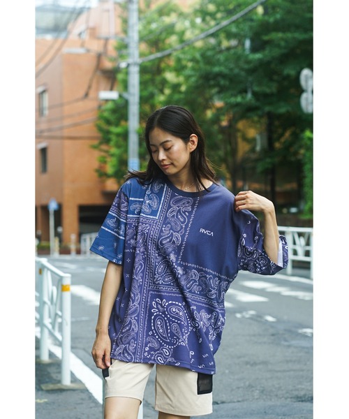 RVCA(ルーカ)の「RVCA メンズ BANDANA ARCH RVCA TEE Tシャツ【2023年夏モデル】/ルーカ半袖Tシャツ(Tシャツ/カットソー・メンズ・ネイビー/ホワイト/ブラック/ブラック系その他・SMALL/MEDIUM/LARGE/X-LARGE)」の8枚目の写真