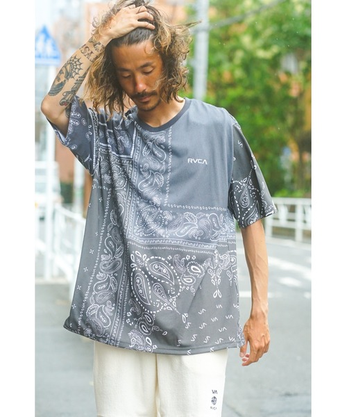 RVCA(ルーカ)の「RVCA メンズ BANDANA ARCH RVCA TEE Tシャツ【2023年夏モデル】/ルーカ半袖Tシャツ(Tシャツ/カットソー・メンズ・ネイビー/ホワイト/ブラック/ブラック系その他・SMALL/MEDIUM/LARGE/X-LARGE)」の16枚目の写真