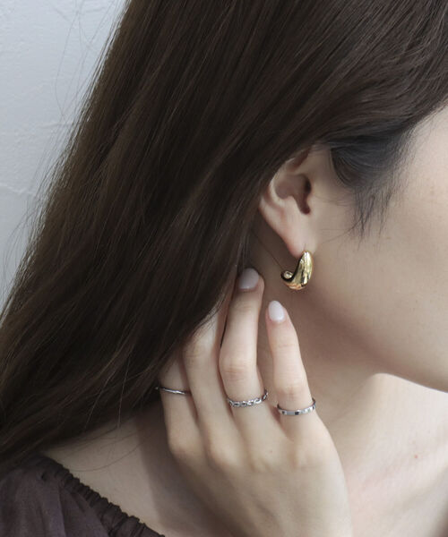 fredy emue（フレディエミュ）の「ステンレスカーブモチーフピアス（ピアス（両耳用）・レディース・ゴールド/シルバー・FREE）」の3枚目の写真