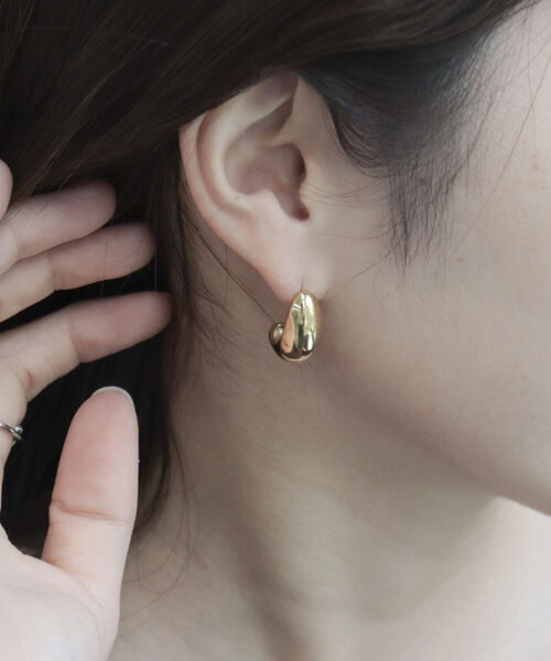 fredy emue（フレディエミュ）の「ステンレスカーブモチーフピアス（ピアス（両耳用）・レディース・ゴールド/シルバー・FREE）」の4枚目の写真