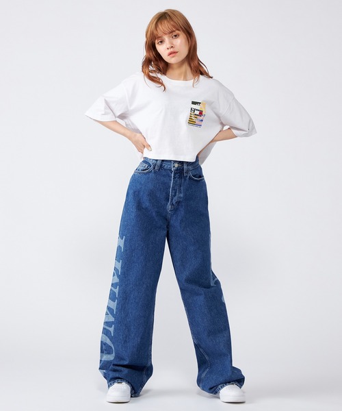 tommy jeans（トミー ジーンズ）の「【オンライン限定】ラグジュアリーオーバーサイズクロップドTシャツ（Tシャツ/カットソー・レディース・ブラック/ホワイト・SMALL/X-SMALL/MEDIUM）」の6枚目の写真