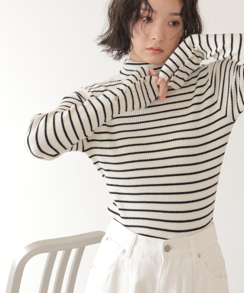 frames RAY CASSIN（フレームスレイカズン）の「着回し力に優れた万能アイテム。袖口ボタン2WAYリブタートルニットプルオーバー（ニット/セーター・レディース・ライトグレー/オフホワイト/レッド系/ブルー/グリーン/ブラック/ライトカーキ/イエロー/レッド/ブラウン/ホワイト系その他/サックスブルー系/ベージュ・FREE）」の3枚目の写真