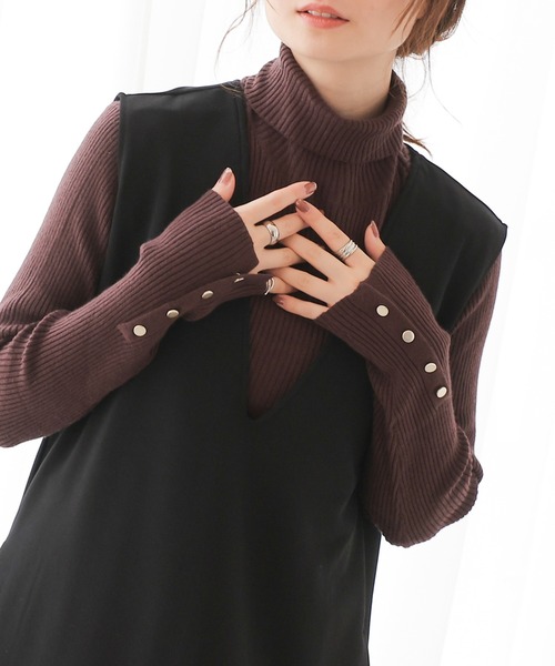 frames RAY CASSIN（フレームスレイカズン）の「着回し力に優れた万能アイテム。袖口ボタン2WAYリブタートルニットプルオーバー（ニット/セーター・レディース・ライトグレー/オフホワイト/レッド系/ブルー/グリーン/ブラック/ライトカーキ/イエロー/レッド/ブラウン/ホワイト系その他/サックスブルー系/ベージュ・FREE）」の6枚目の写真