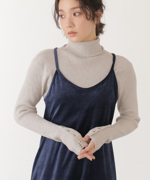 frames RAY CASSIN（フレームスレイカズン）の「着回し力に優れた万能アイテム。袖口ボタン2WAYリブタートルニットプルオーバー（ニット/セーター・レディース・ライトグレー/オフホワイト/レッド系/ブルー/グリーン/ブラック/ライトカーキ/イエロー/レッド/ブラウン/ホワイト系その他/サックスブルー系/ベージュ・FREE）」の5枚目の写真